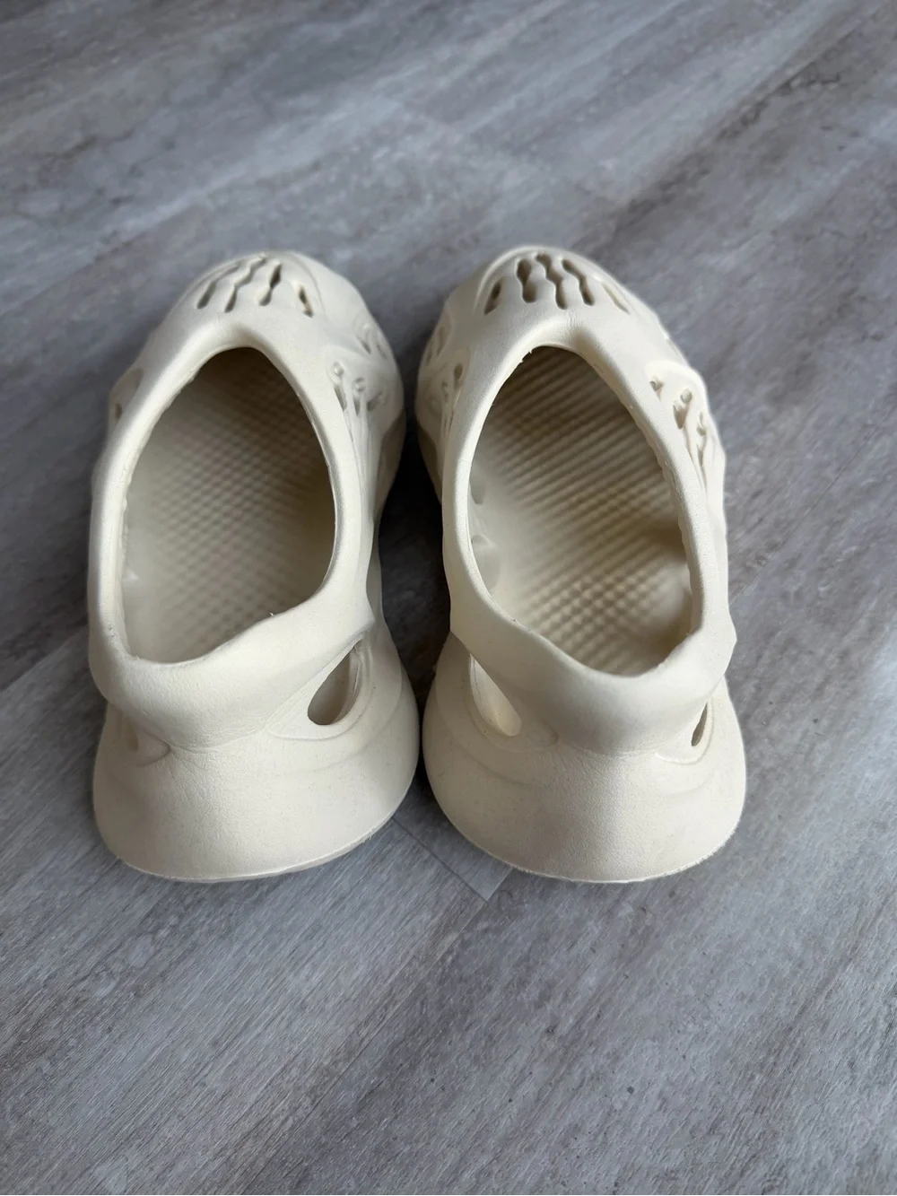 YEEZY Foam RNNR Clogs – Cream/Off-White – Men’s